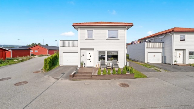 Velkommen til Svalevegen 25 - En pen familiebolig over to plan med 3 gode soverom. (Foto: Morten Eriksen).