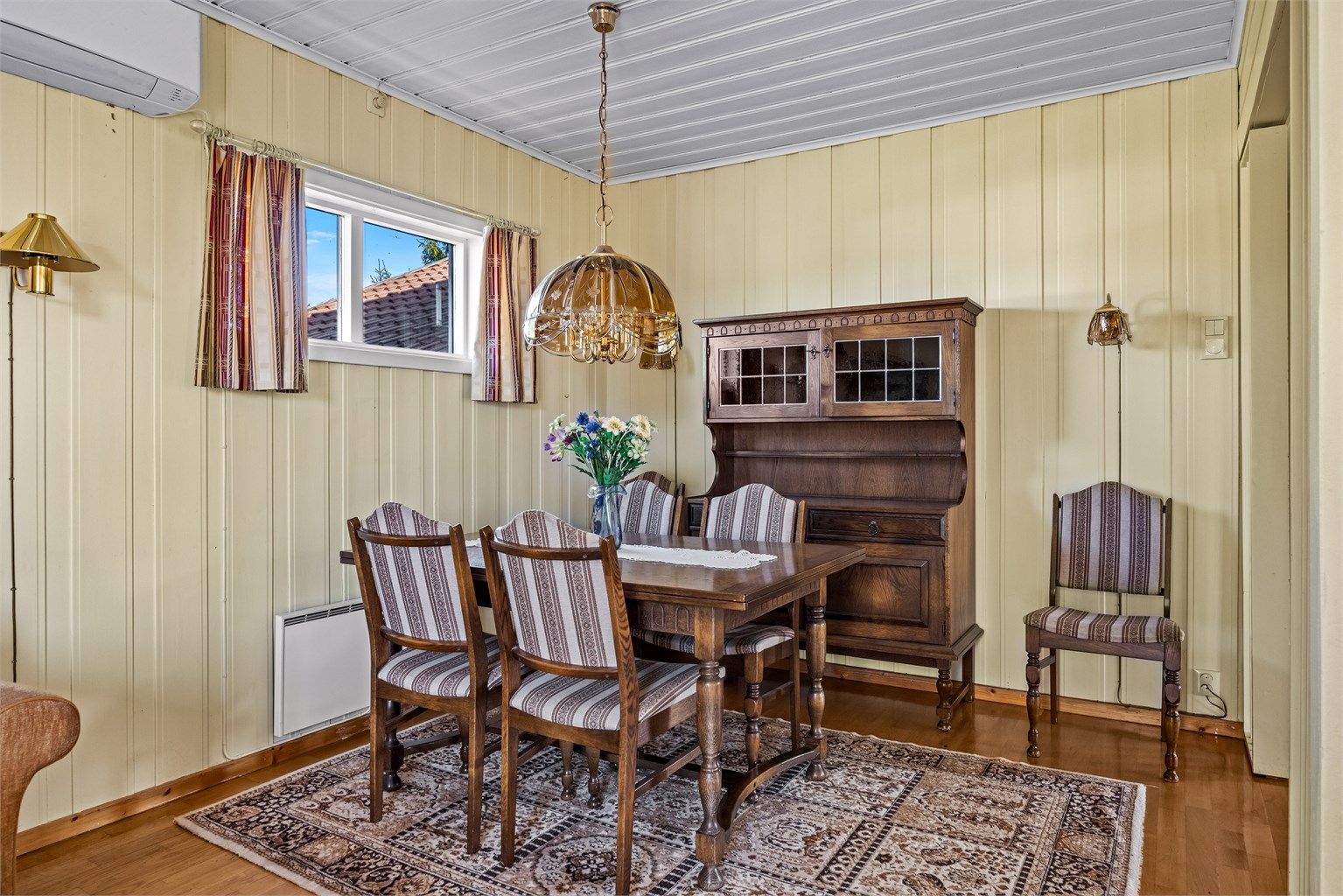 Spisestuen har plass til stort spisebord og tilhørende møblement.