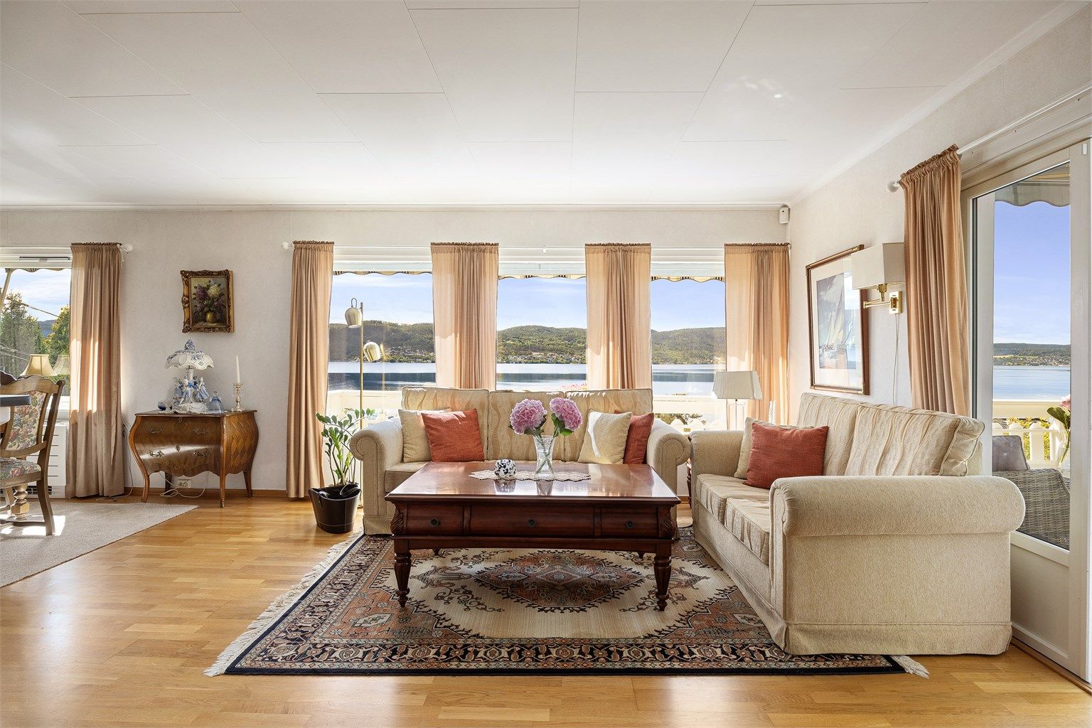 Fra stuen og den store terrassen er det flott utsikt over Drammensfjorden.
