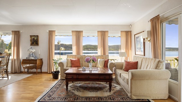 Fra stuen og den store terrassen er det flott utsikt over Drammensfjorden.