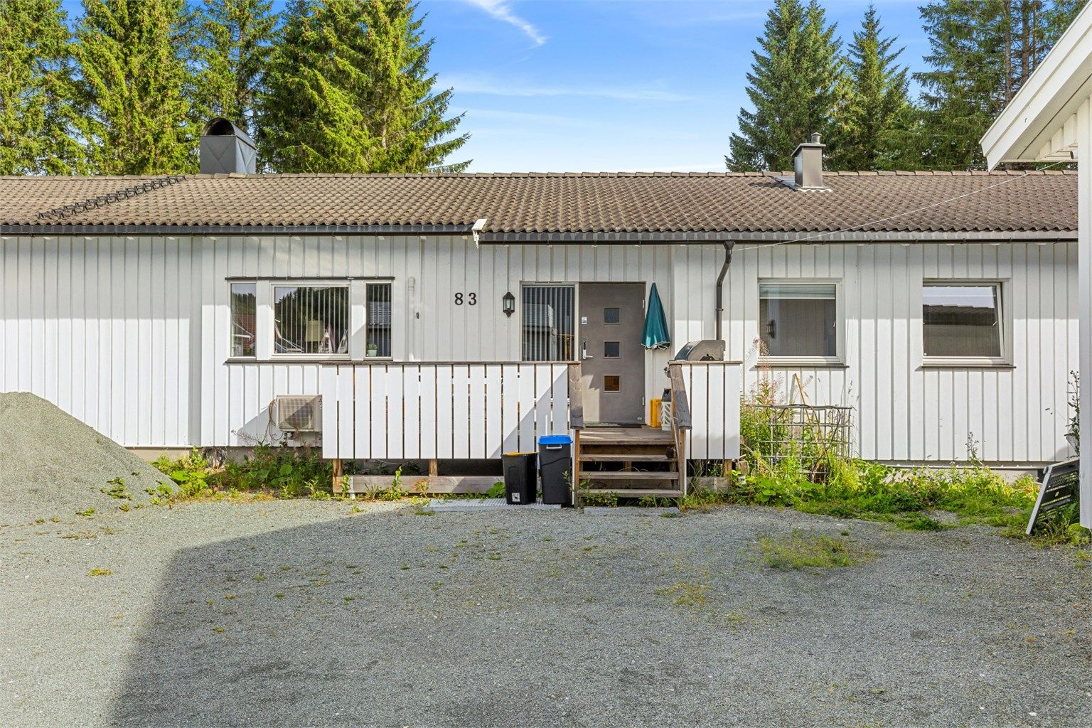 Velkommen inn! Det er oppført en veranda på 13,5 kvm i forbindelse med inngangspartiet. 