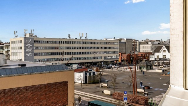 Med Hvaltorvet kjøpesenter like under har man dagligvare, apotek og et bredt utvalg butikker i umiddelbar nærhet.