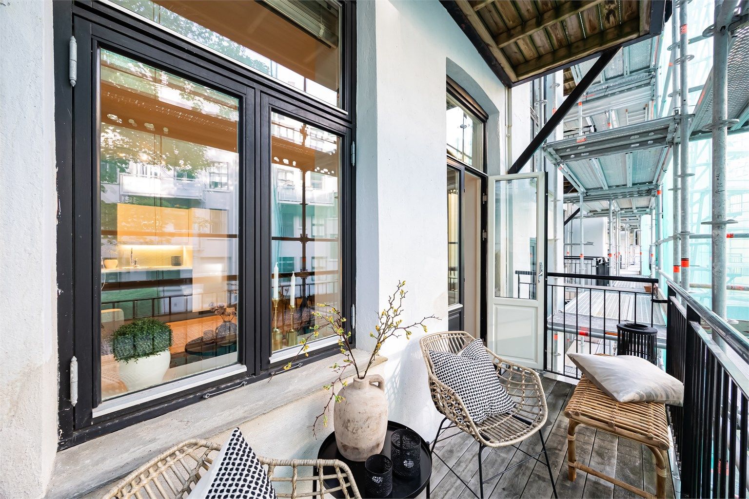 Fra stuen er det utgang til leilighetens balkong.