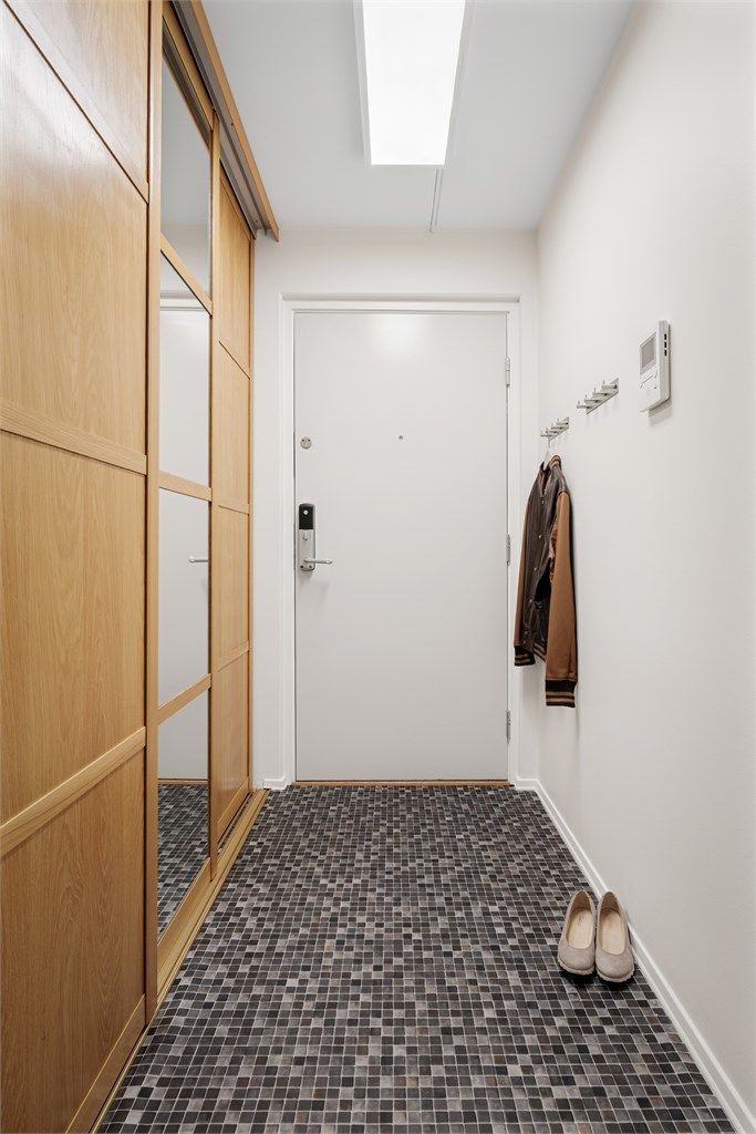 Elfa eik/speilgarderobe (B 1,96m). Løst vinylbelegg over laminatgulv.