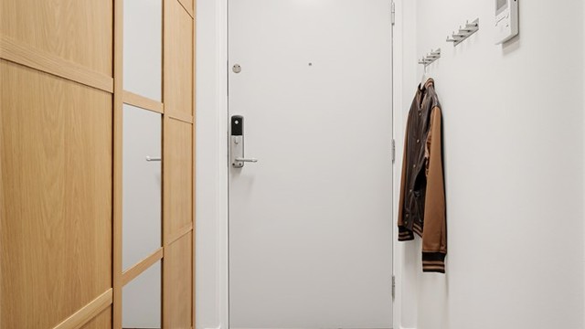 Elfa eik/speilgarderobe (B 1,96m). Løst vinylbelegg over laminatgulv.
