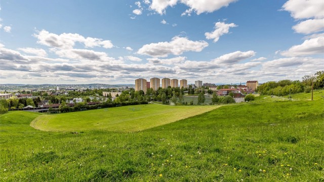 Store grøntområder med fotballbane bortenfor Årvoll skole
