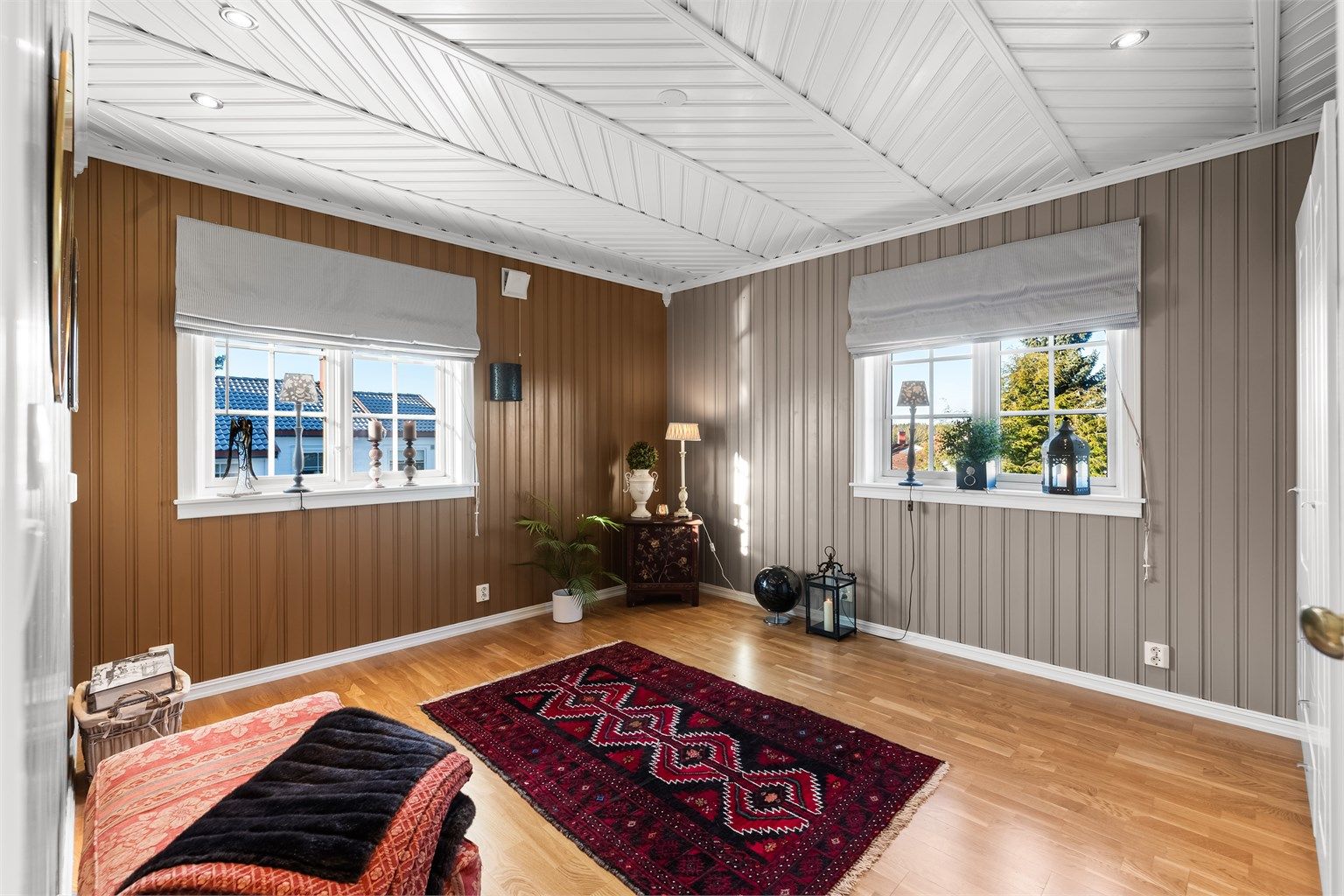 Her et det mange fine alternativer til både soverom og stuer, og boligen har neste ubegrenset med lagringsplass i flere boder og på gulvet loft.