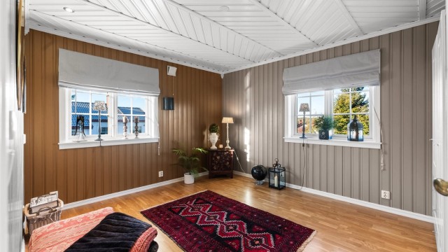 Her et det mange fine alternativer til både soverom og stuer, og boligen har neste ubegrenset med lagringsplass i flere boder og på gulvet loft.