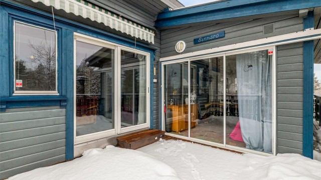 UTEKOS: Terrassen strekker seg rundt store deler av hytta.