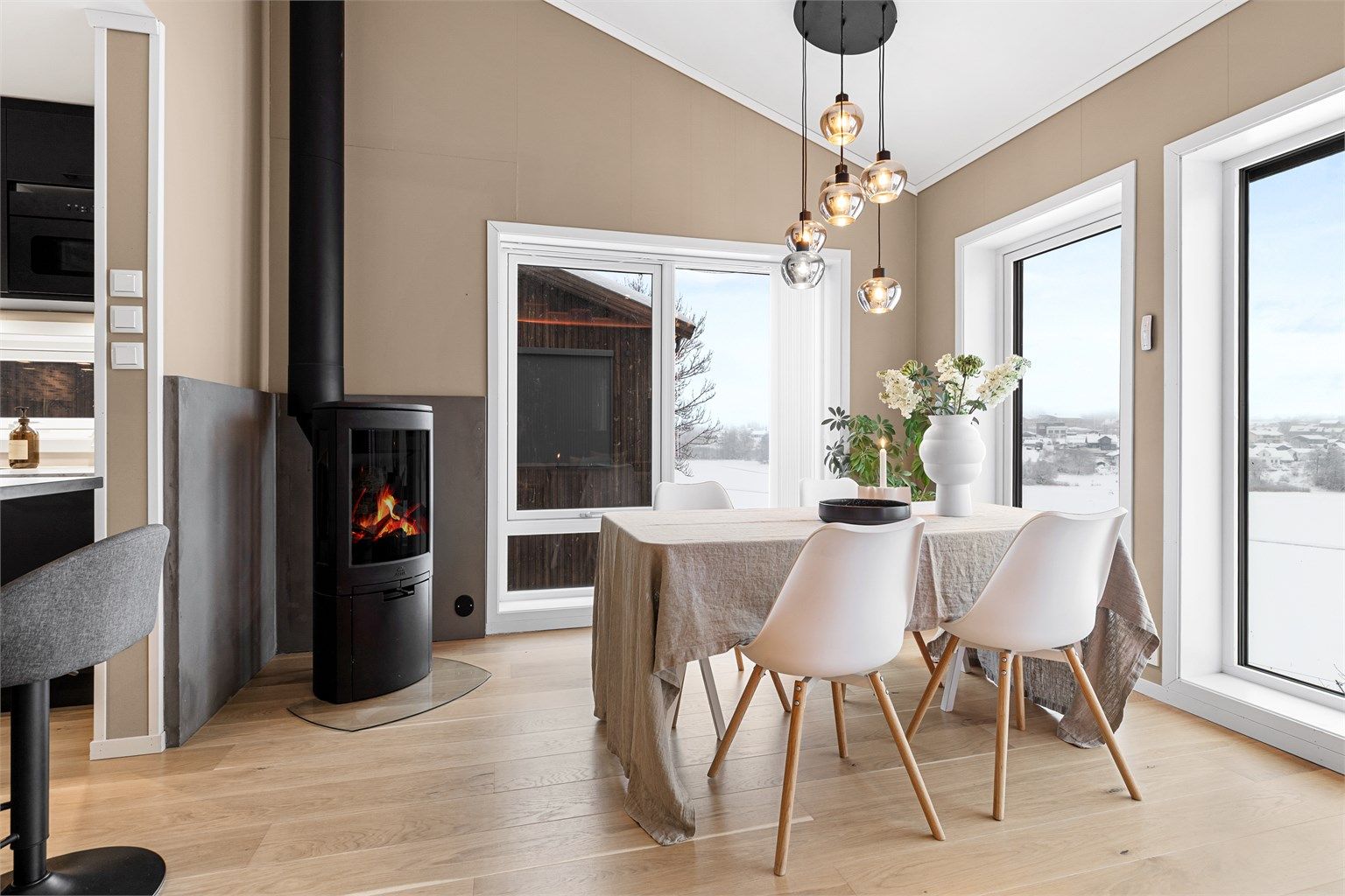 Romslig og luftig stue med god plass til sittegruppe, TV-område og stort spisebord.