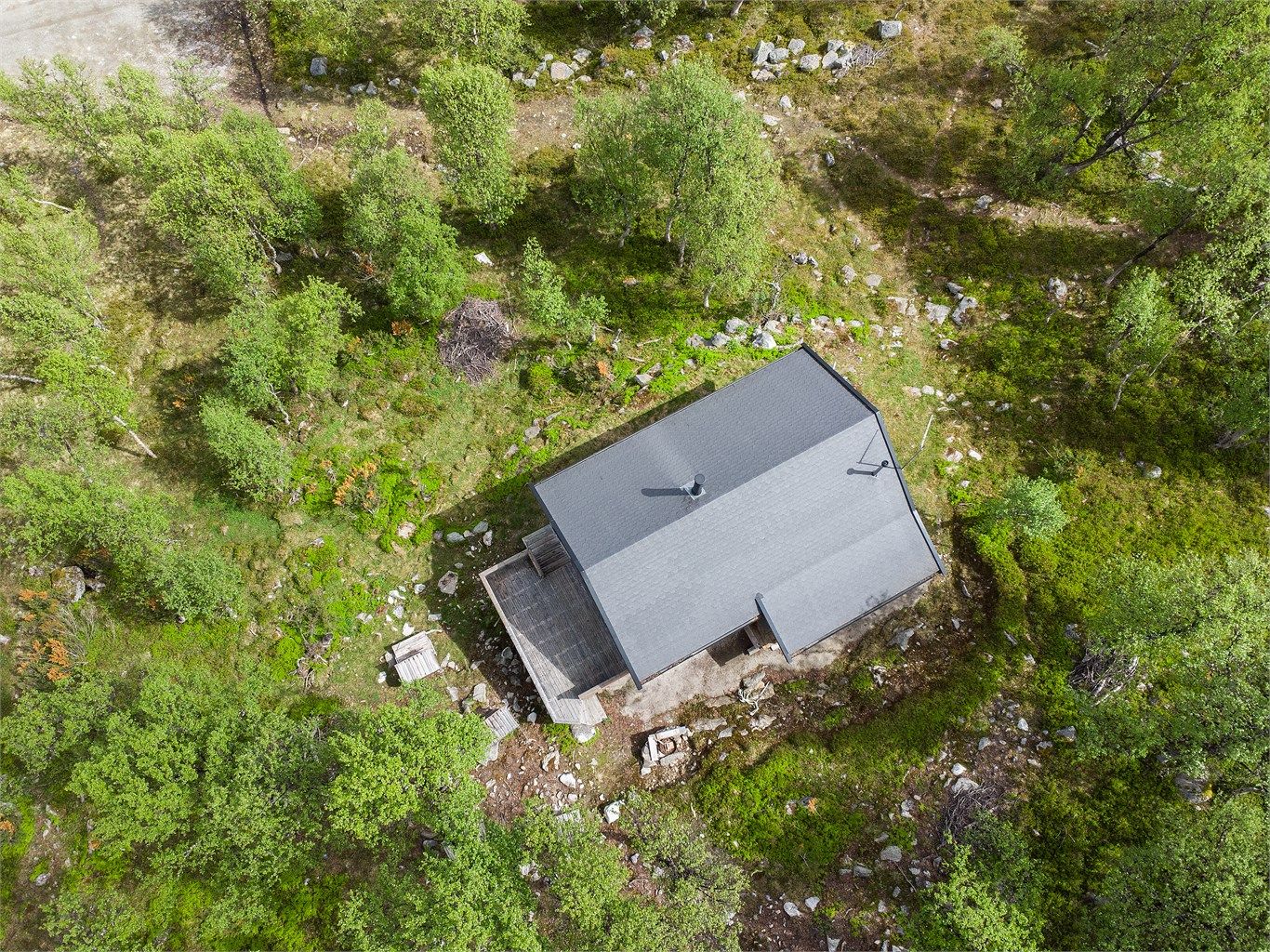 Dronebilde av eiendommen sett fra fugleperspektiv