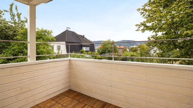 Overbygget sydvestvendt balkong på 6 kvm belagt med treheller.
