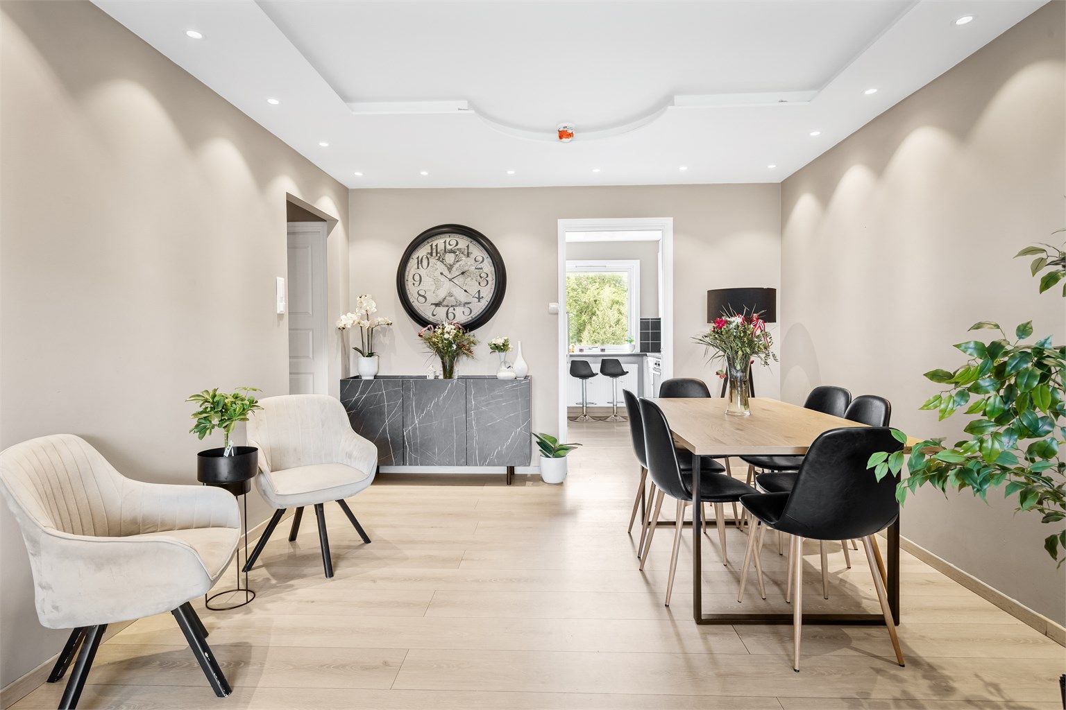 Downlights i takkasse gir en jevn og behagelig belysning i oppholdsrommet.