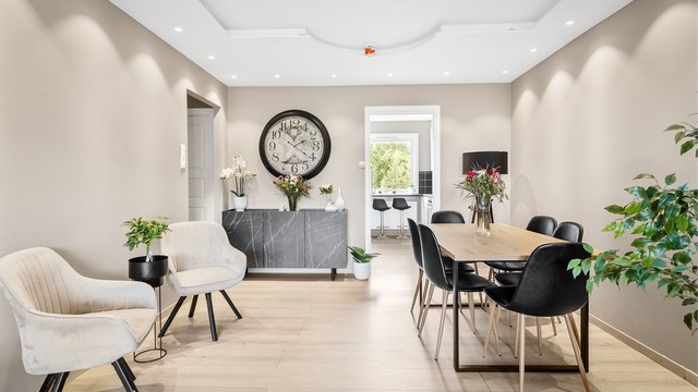 Downlights i takkasse gir en jevn og behagelig belysning i oppholdsrommet.