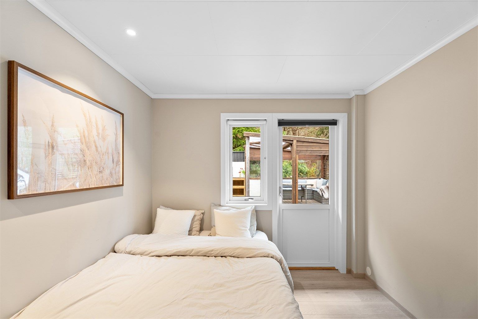 Fra soverommet er det utgang til uteplassen på baksiden. 