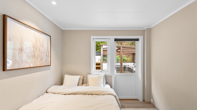 Fra soverommet er det utgang til uteplassen på baksiden.