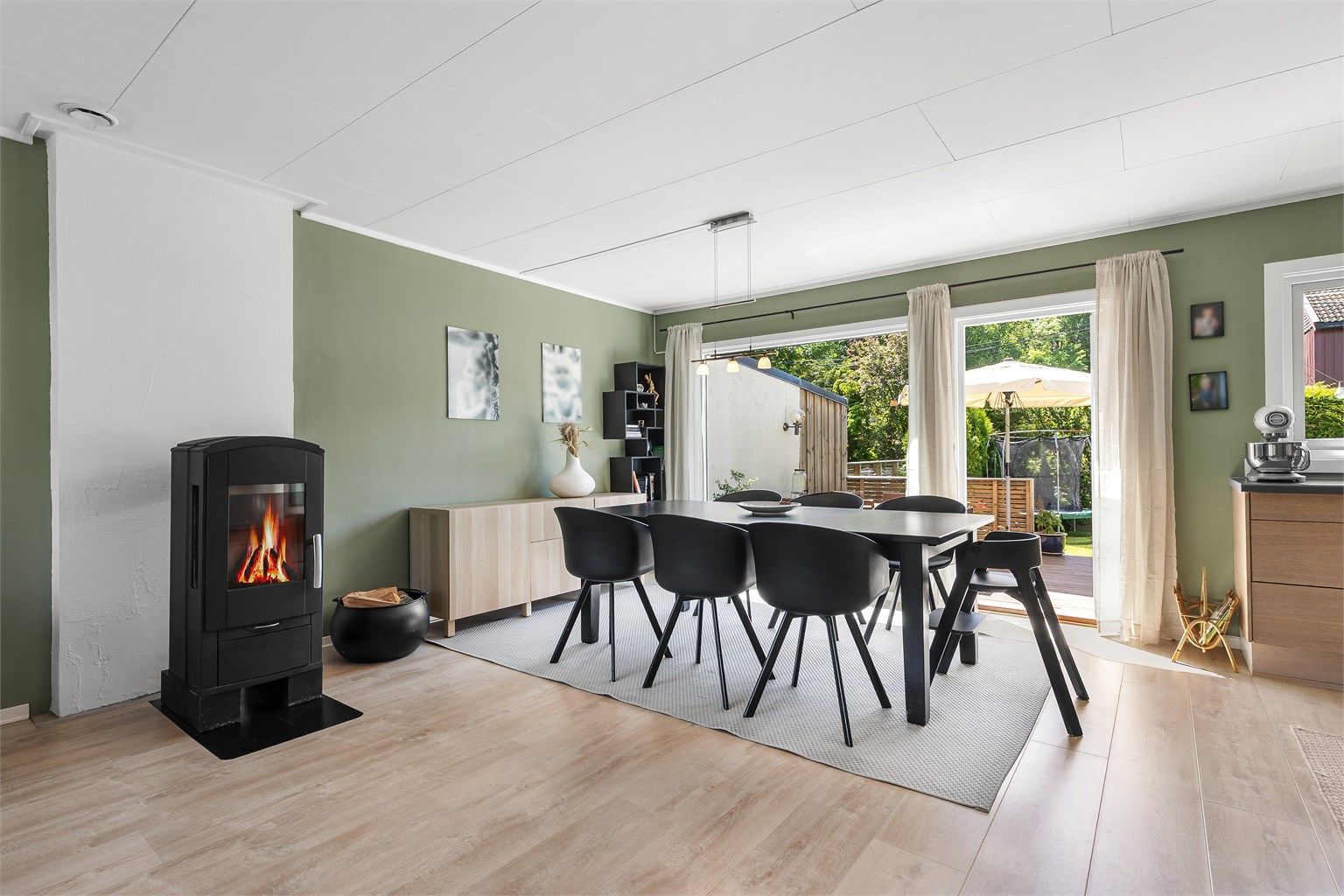 I spisestuedelen er det plass til et stort spisebord. Den åpne løsningen mellom stue, spisestue og kjøkken skaper en sosial atmosfære når man er med venner og familie.