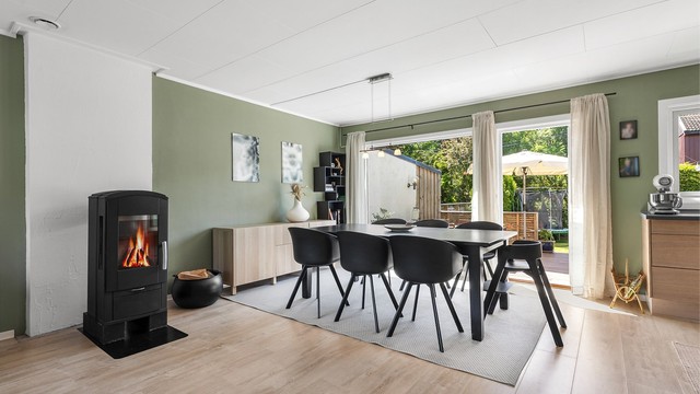 I spisestuedelen er det plass til et stort spisebord. Den åpne løsningen mellom stue, spisestue og kjøkken skaper en sosial atmosfære når man er med venner og familie.