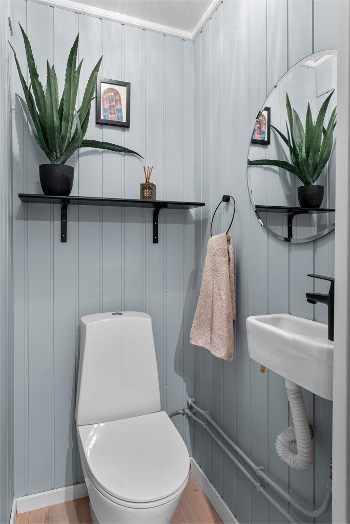 Toalettrom - oppgradert i 2022 med nytt servant og nytt toalett.
