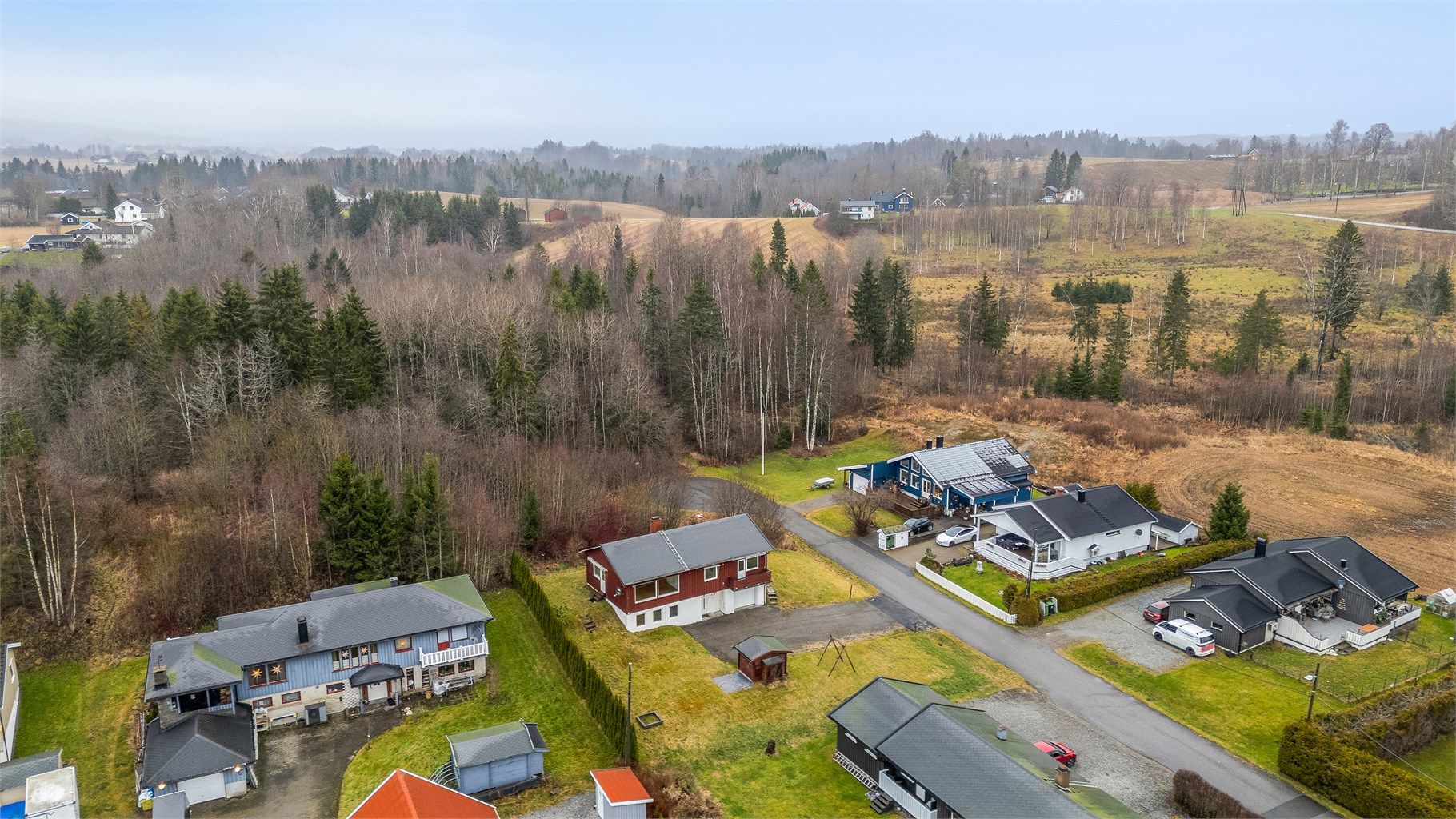 Boligen har en meget god intern beliggenhet innerst på feltet, uten gjennomgangstrafikk og med nærhet til skog og mark. Ypperlig for barnefamilien.