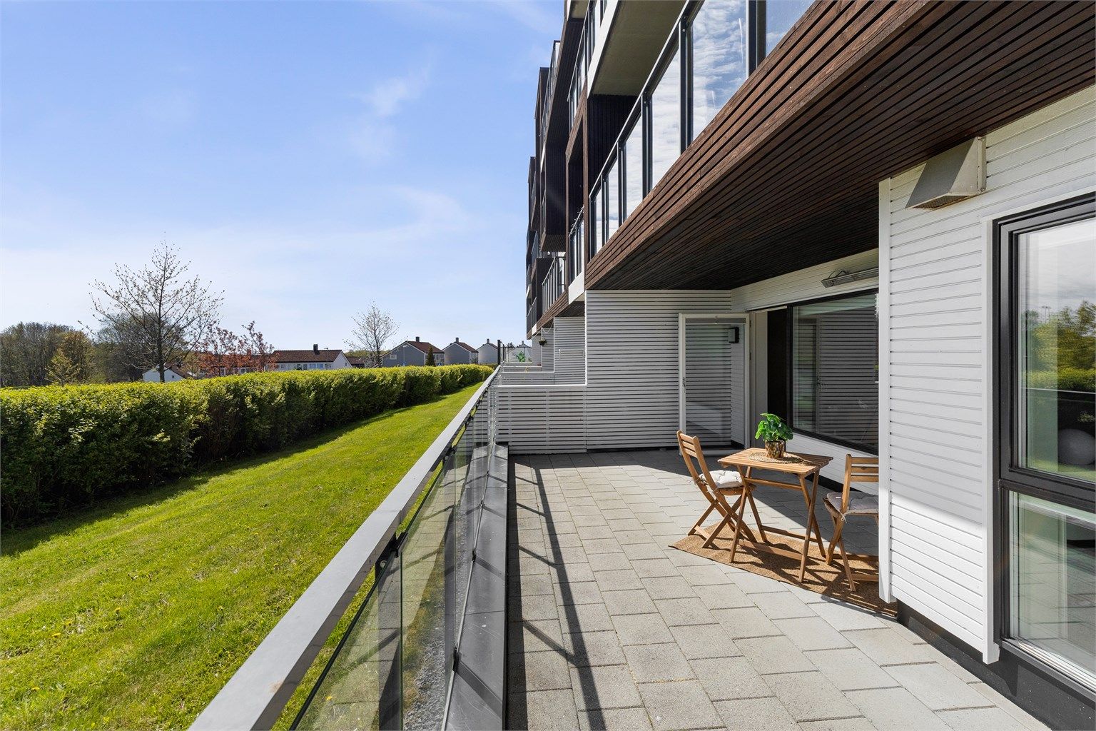 Fra stuen er det direkte utgang til en stor og skjermet terrasse på bakkeplan, med gode solforhold.