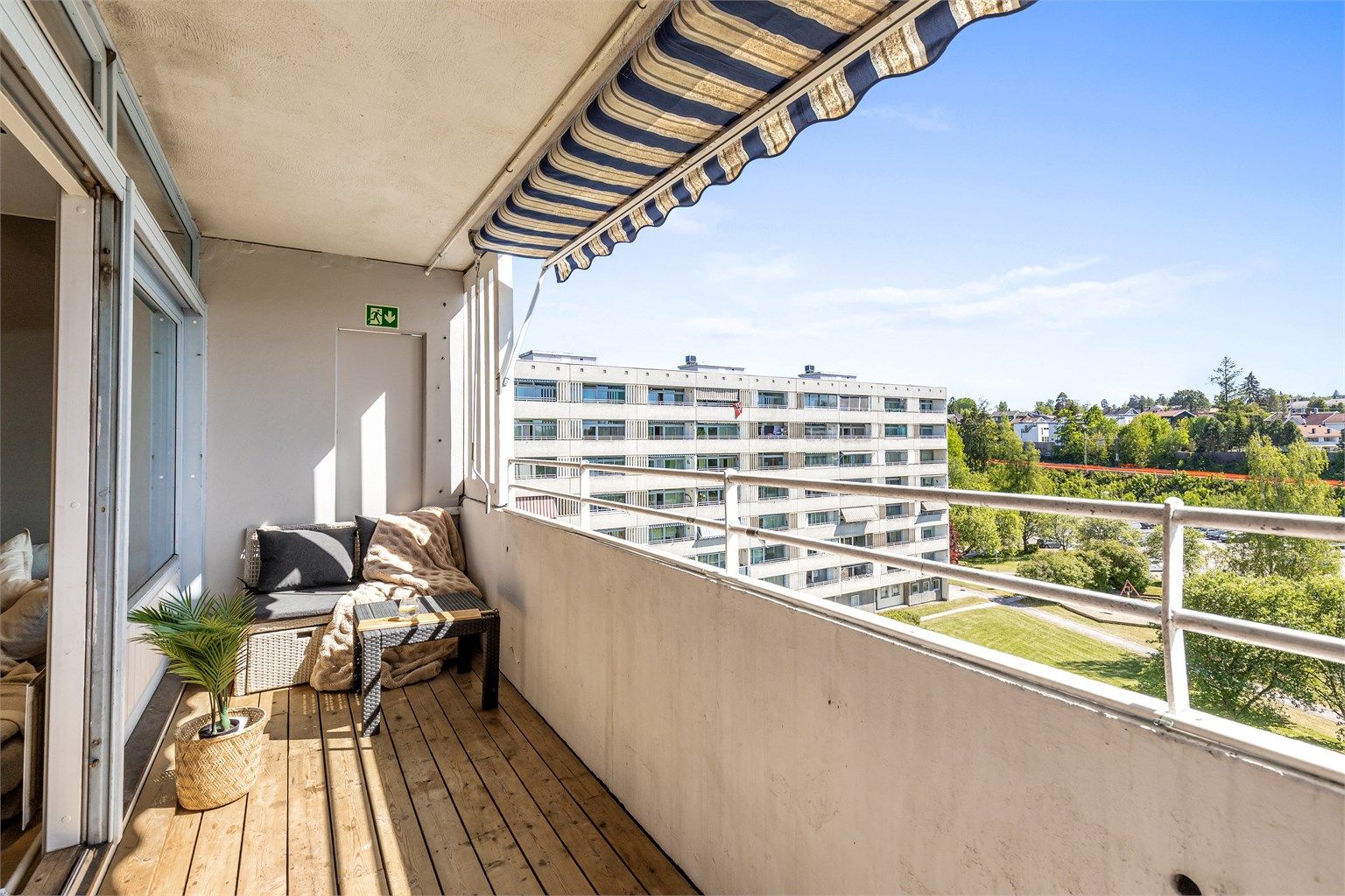 En lys og romslig 3-roms med flott balkong, stor og åpen stue/kjøkkenløsning og moderne kjøkken.