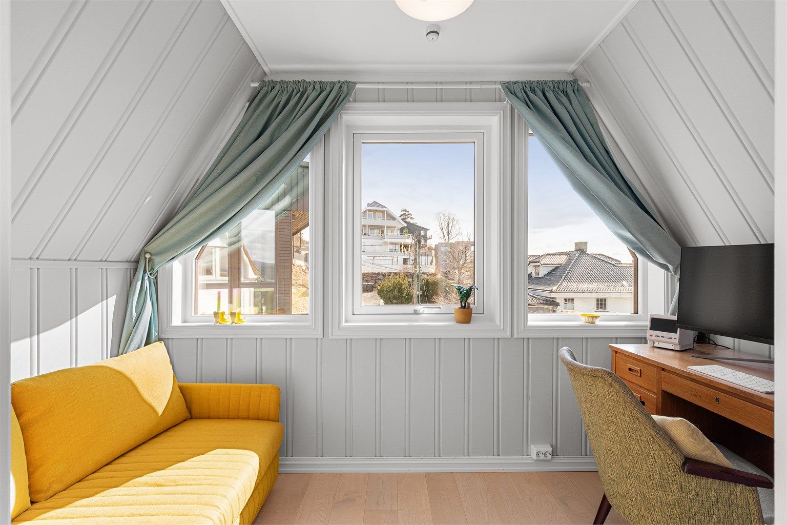 Innerst i rommet er det plass til en seng med nattbord og liten skrivepult om ønskelig