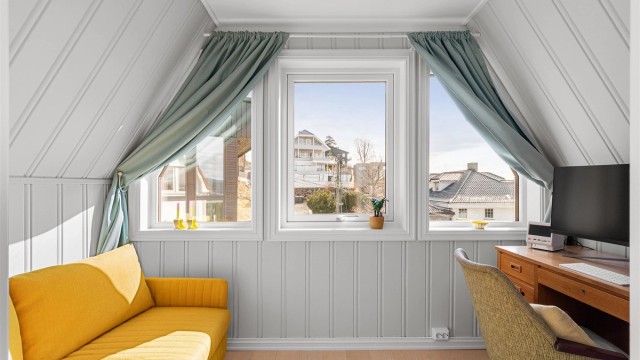 Innerst i rommet er det plass til en seng med nattbord og liten skrivepult om ønskelig