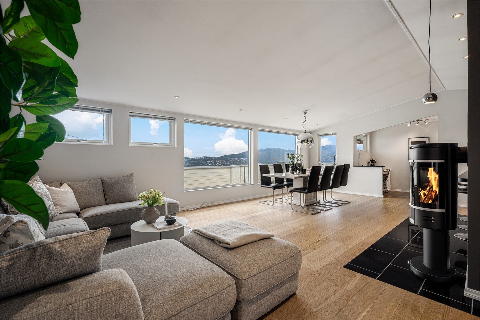 Gjennomgående moderne materialvalg , lyse overflater og store vindusflater slipper inn rikelig med naturlig lys