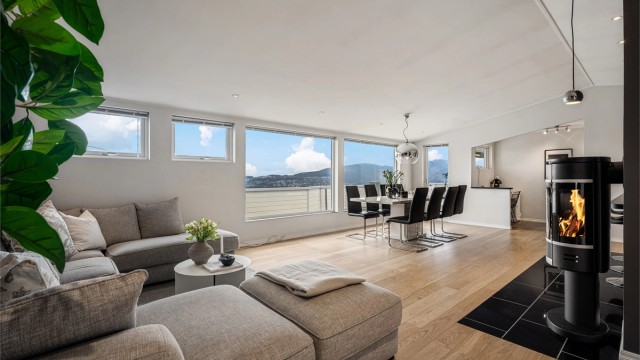 Gjennomgående moderne materialvalg , lyse overflater og store vindusflater slipper inn rikelig med naturlig lys