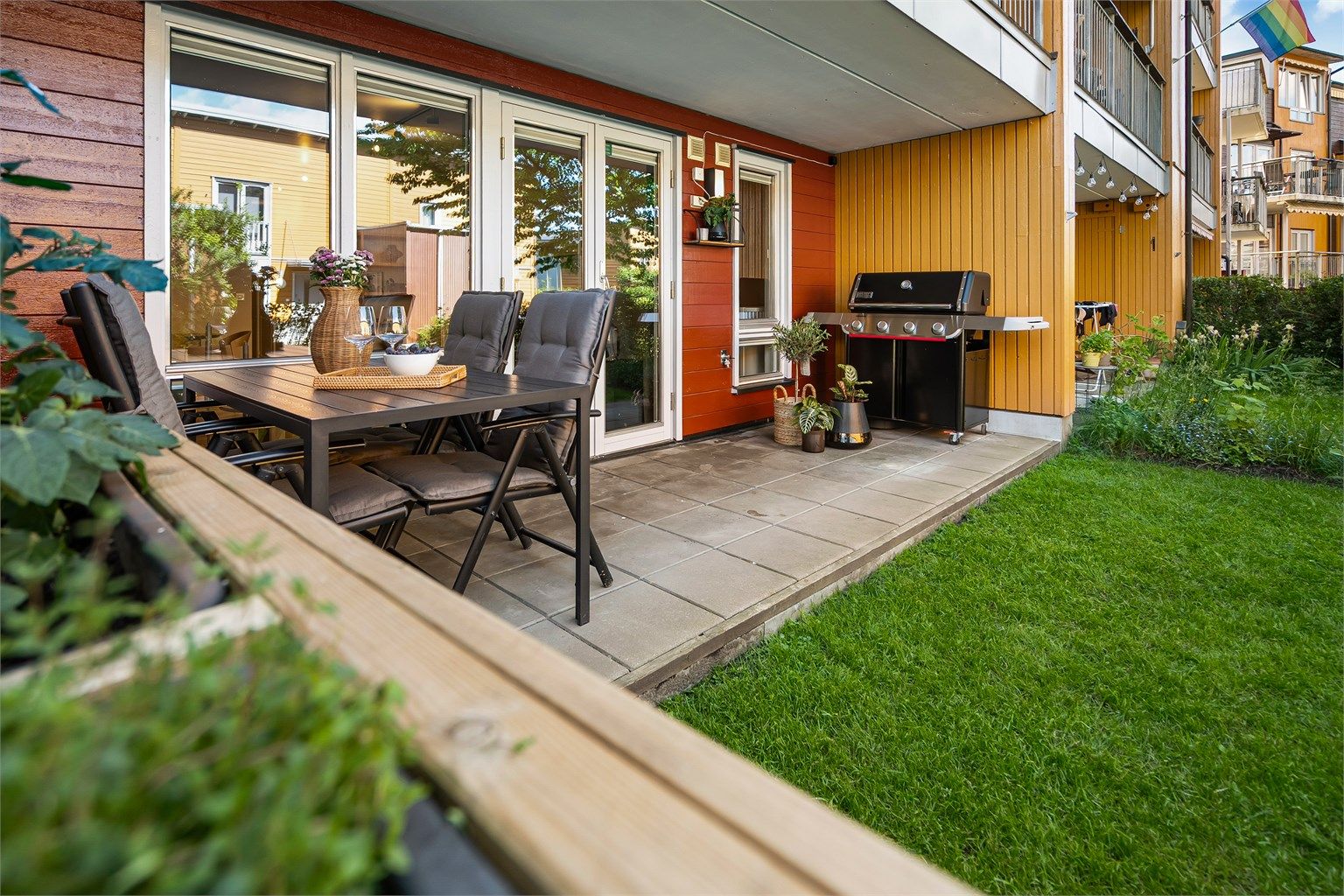 Markterrasse på 10 kvm med god plass til en hyggelig sittegruppe, samt en egen liten gressplen (gressplenen er rammet inn av busker og oppleves adskilt og privat men det er fellesareal for borettslaget). 