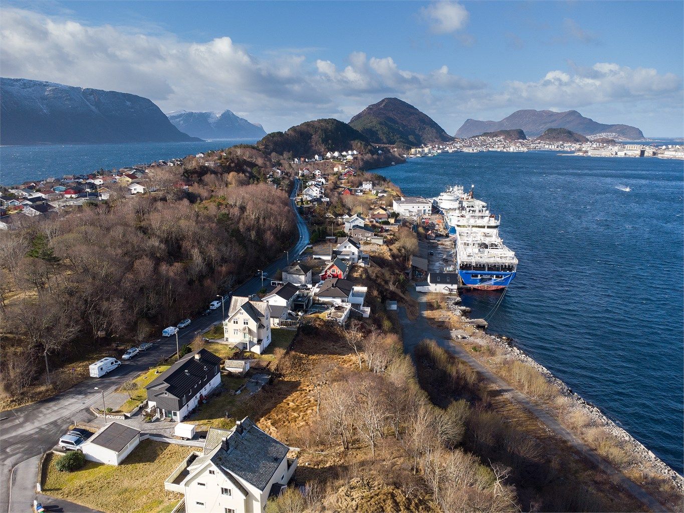Dronebilde tatt fra øst mot vest