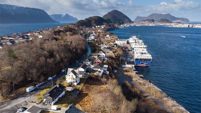 Dronebilde tatt fra øst mot vest
