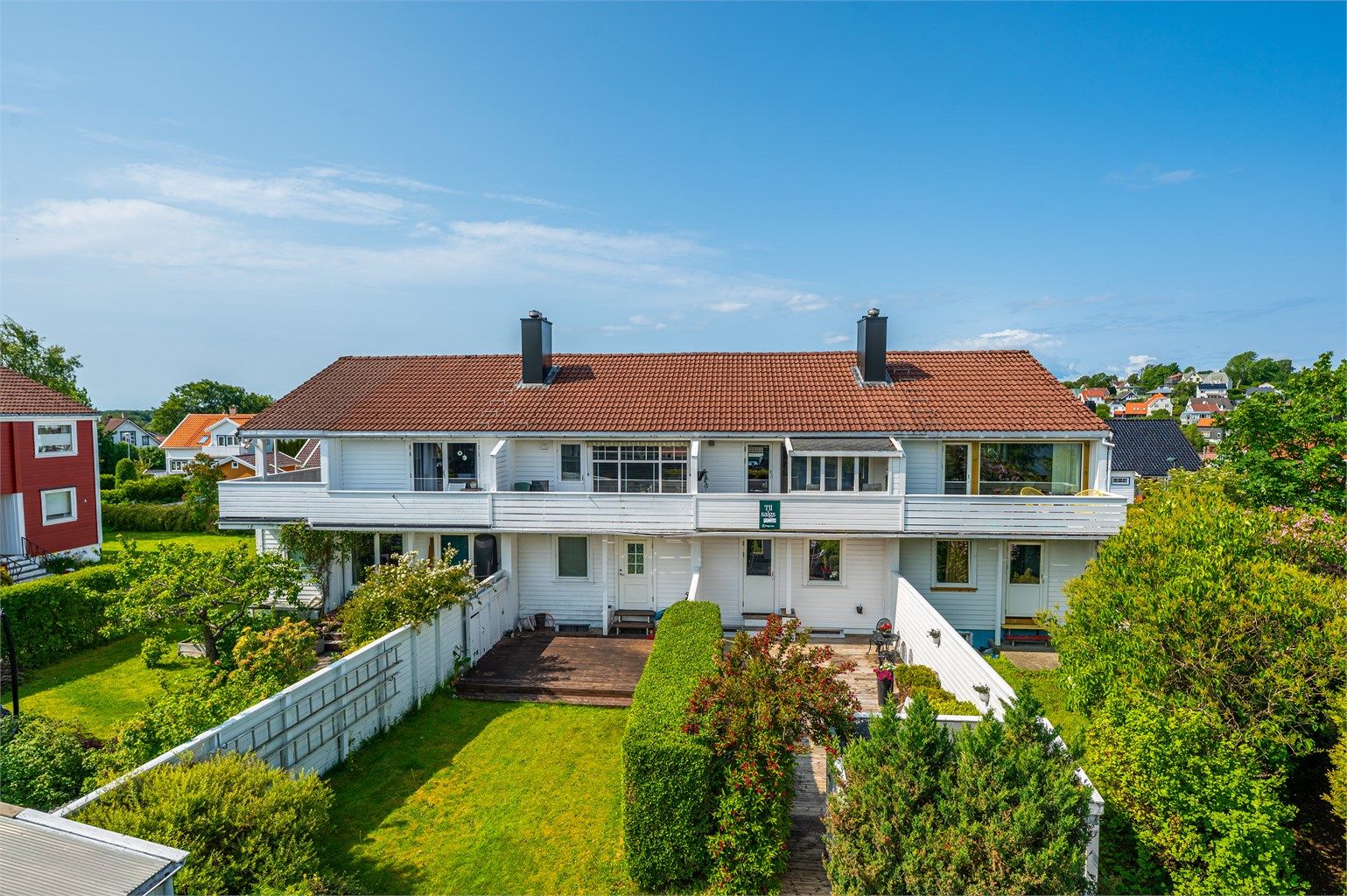 Øvre Stokkavei 20B, er et fint rekkehus med flott beliggenhet på Eiganes, like ved Lille Stokkavann. Boligen ligger i et barnevennlig området bestående av lik bebyggelse. 