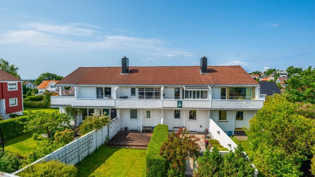 Øvre Stokkavei 20B, er et fint rekkehus med flott beliggenhet på Eiganes, like ved Lille Stokkavann. Boligen ligger i et barnevennlig området bestående av lik bebyggelse.