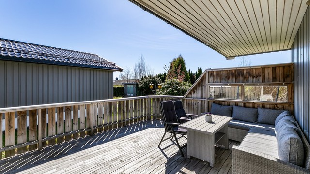 Til terrassen er det i praksis ikke innsyn. Under utstikket er det lunt og hyggelig å sitte ute - også på de lyse sommerkveldene.