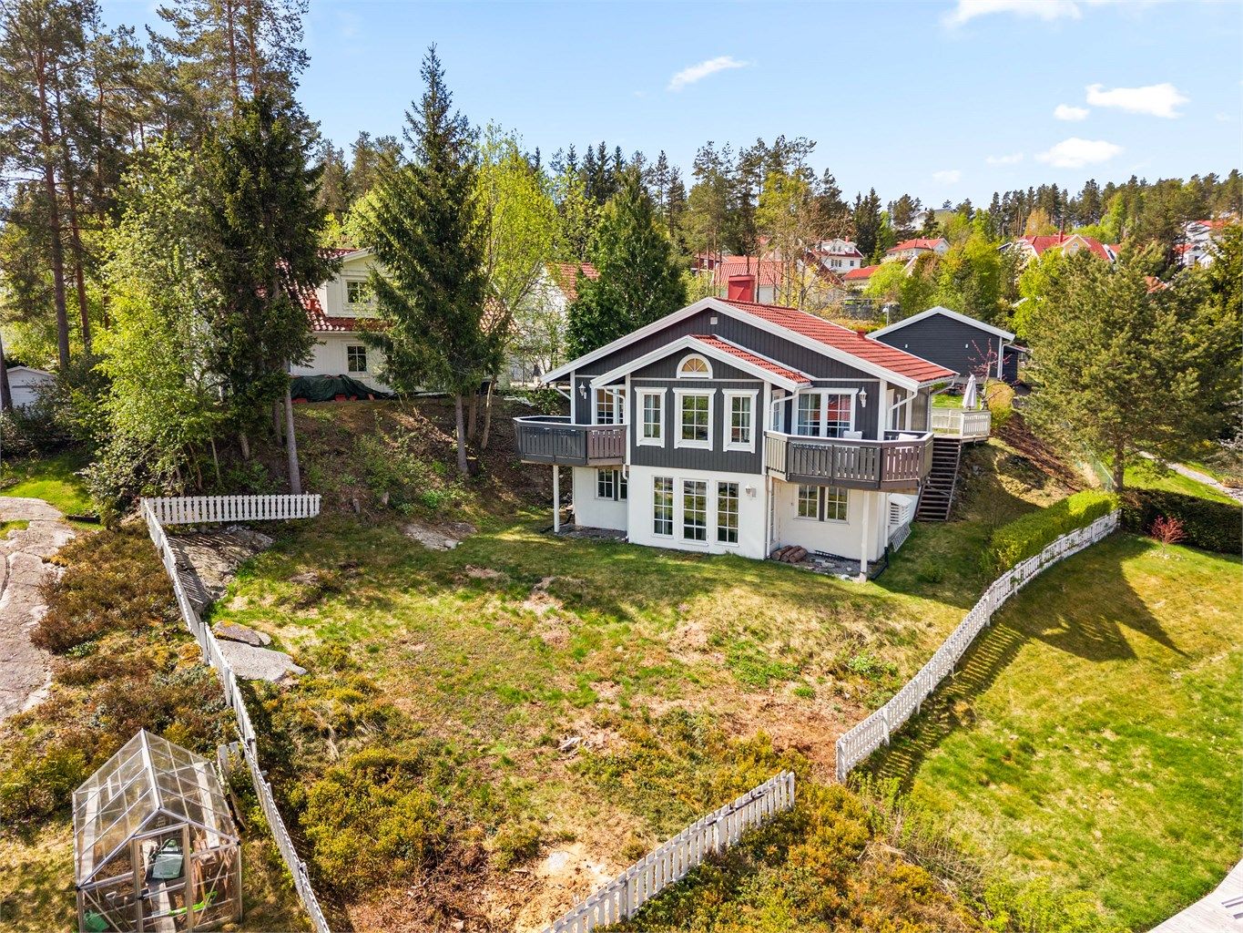 Eiendommen har en opparbeidet tomt, flere uteplasser og en frittstående garasje på 45 m².
Foto: Anders Botnmark