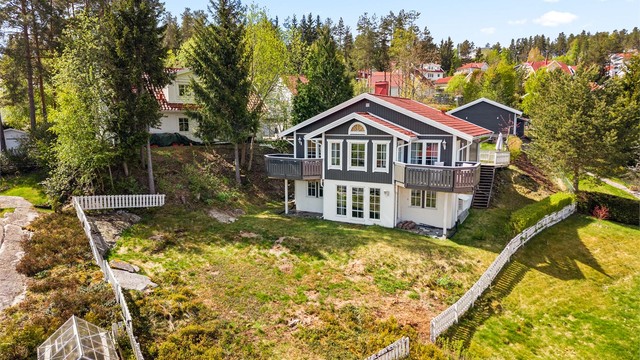 Eiendommen har en opparbeidet tomt, flere uteplasser og en frittstående garasje på 45 m².
Foto: Anders Botnmark
