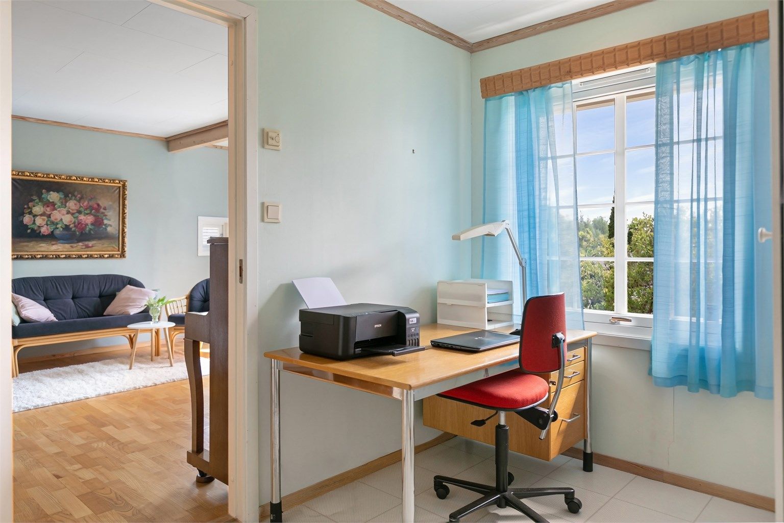 Et av rommene er i dag innredet som kontor, med varmekabler i gulvet.