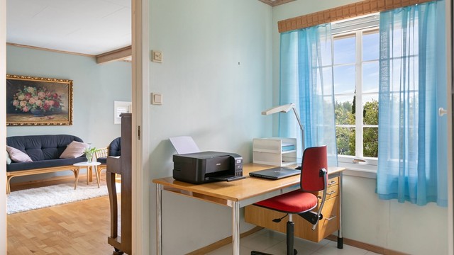 Et av rommene er i dag innredet som kontor, med varmekabler i gulvet.