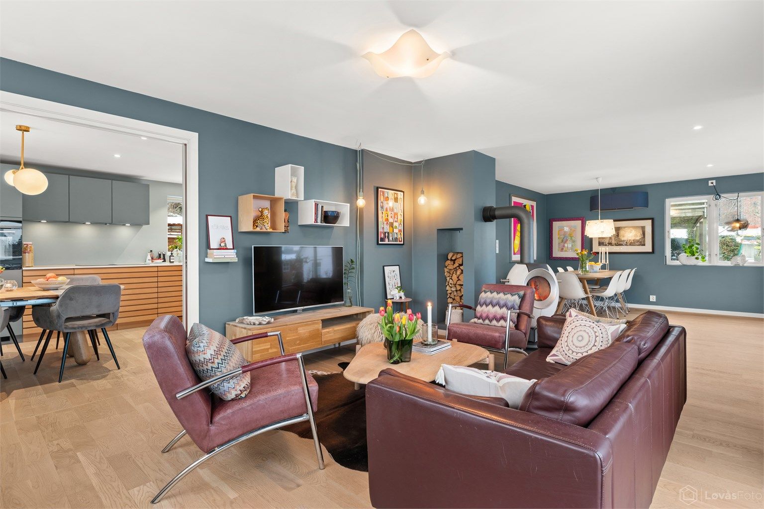 1. etasje har en åpen og gjennomtenkt planløsning der stue og spisestue flyter sømløst sammen i ett stort oppholdsrom, direkte tilknyttet kjøkkenet.