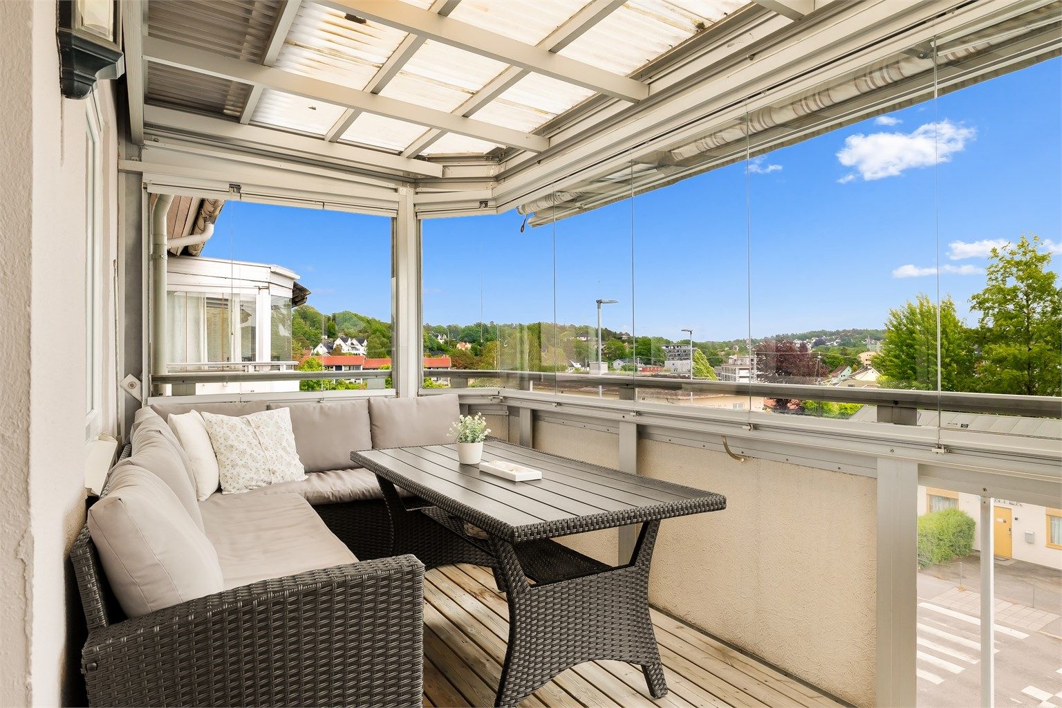 Fra stuen er det utgang til en overbygd og innglasset balkong på 10 kvm. Balkongen er belagt med terrassebord og har rekkverk i glass og metall. Det er montert utebelysning.