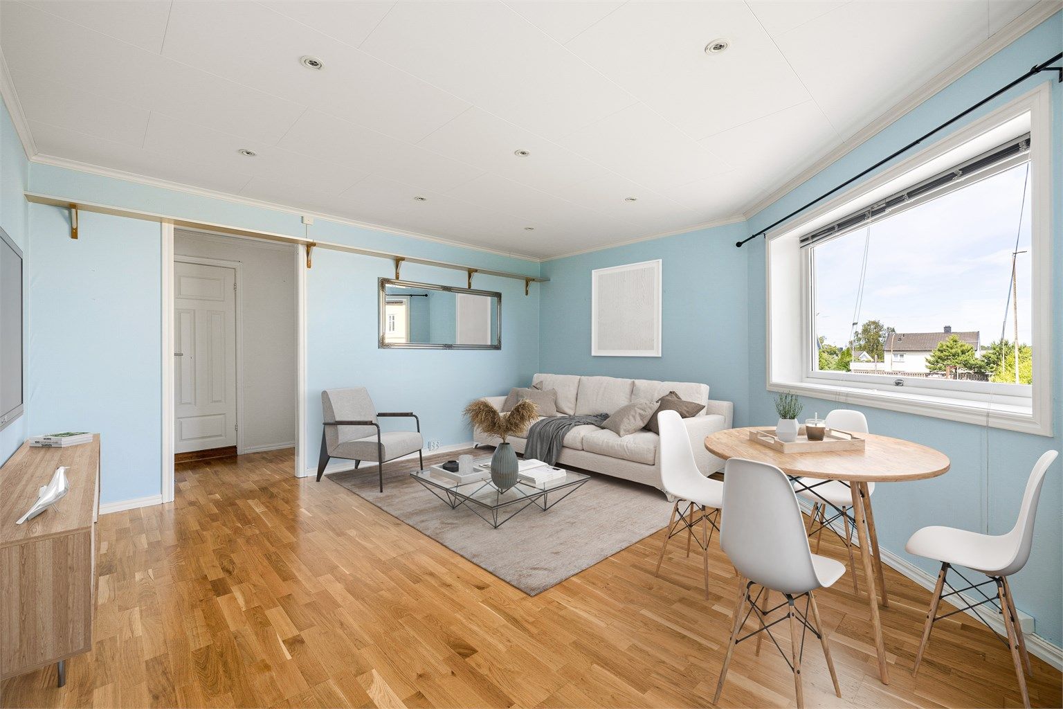 Leiligheten er oppgradert i flere omganger i nyere tid. Ytterligere påkostninger bør stedvis påregnes. Bildet er digitalt møblert.