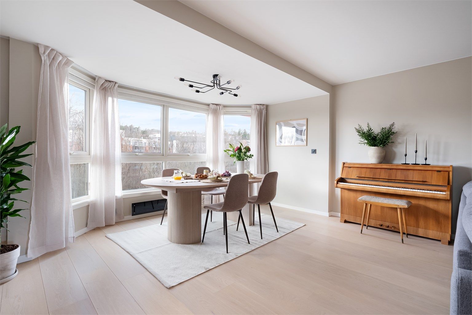 Plass for spisebord ved karnappvinduet.