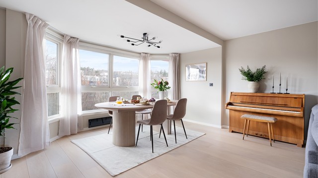 Plass for spisebord ved karnappvinduet.