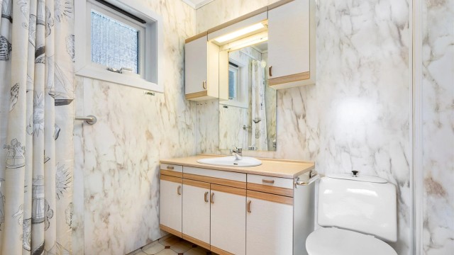 Badet i hovedetasjen er fra ukjent årstall med gulvbelegg med gulvvarme, og baderomsplater på vegger