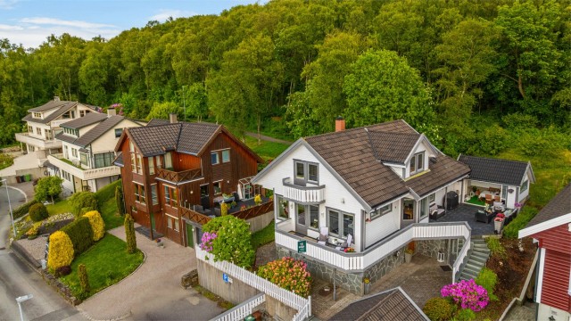 Velkommen til Godesetkroken 40, en meget innholdsrik enebolig, med deler av u.etg innredet som en egen enhet.