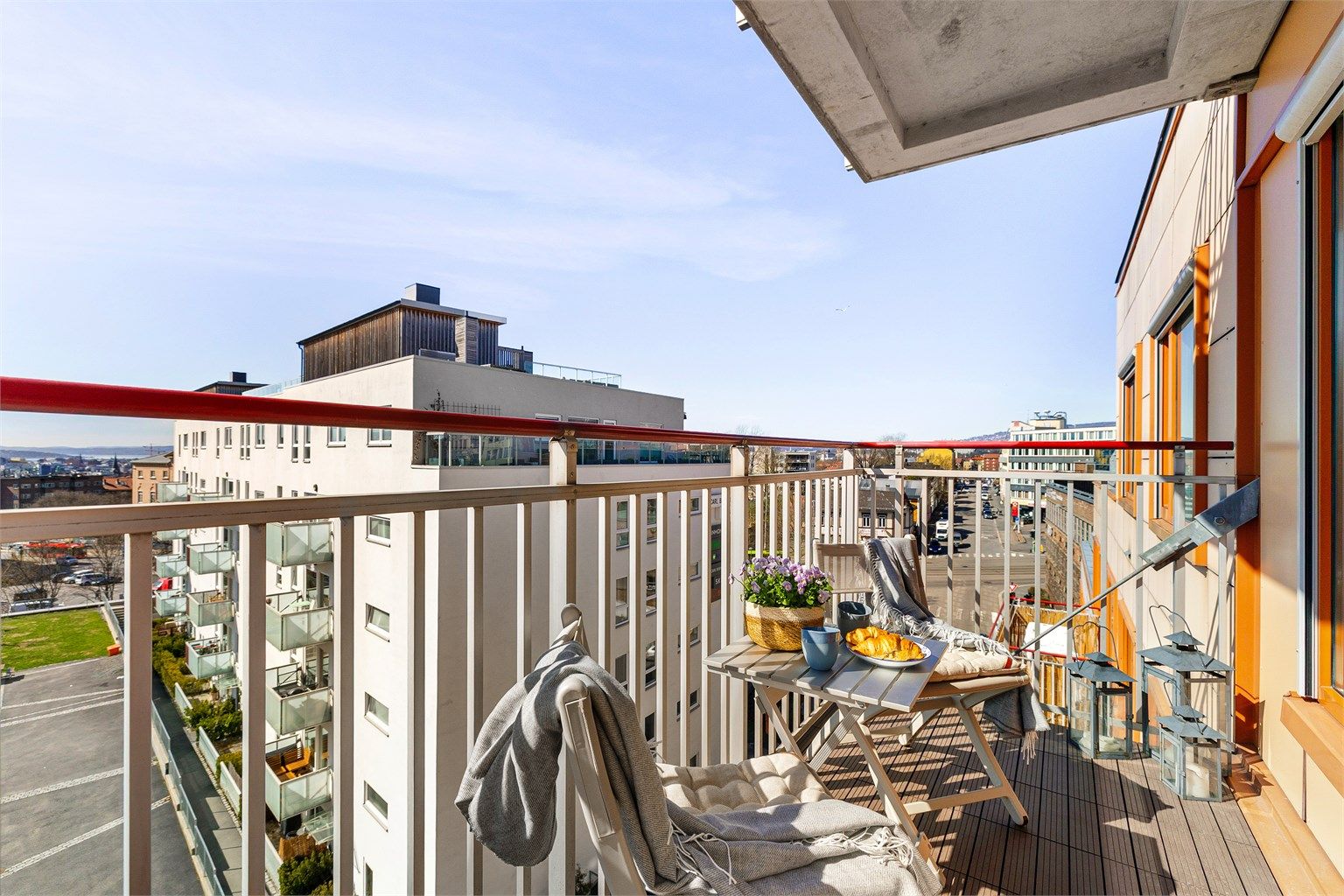 Fra balkongen på 5 m² har du utsyn over området. Her bor du med umiddelbar nærhet til alt Carl Berner har å by på.