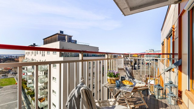 Fra balkongen på 5 m² har du utsyn over området. Her bor du med umiddelbar nærhet til alt Carl Berner har å by på.