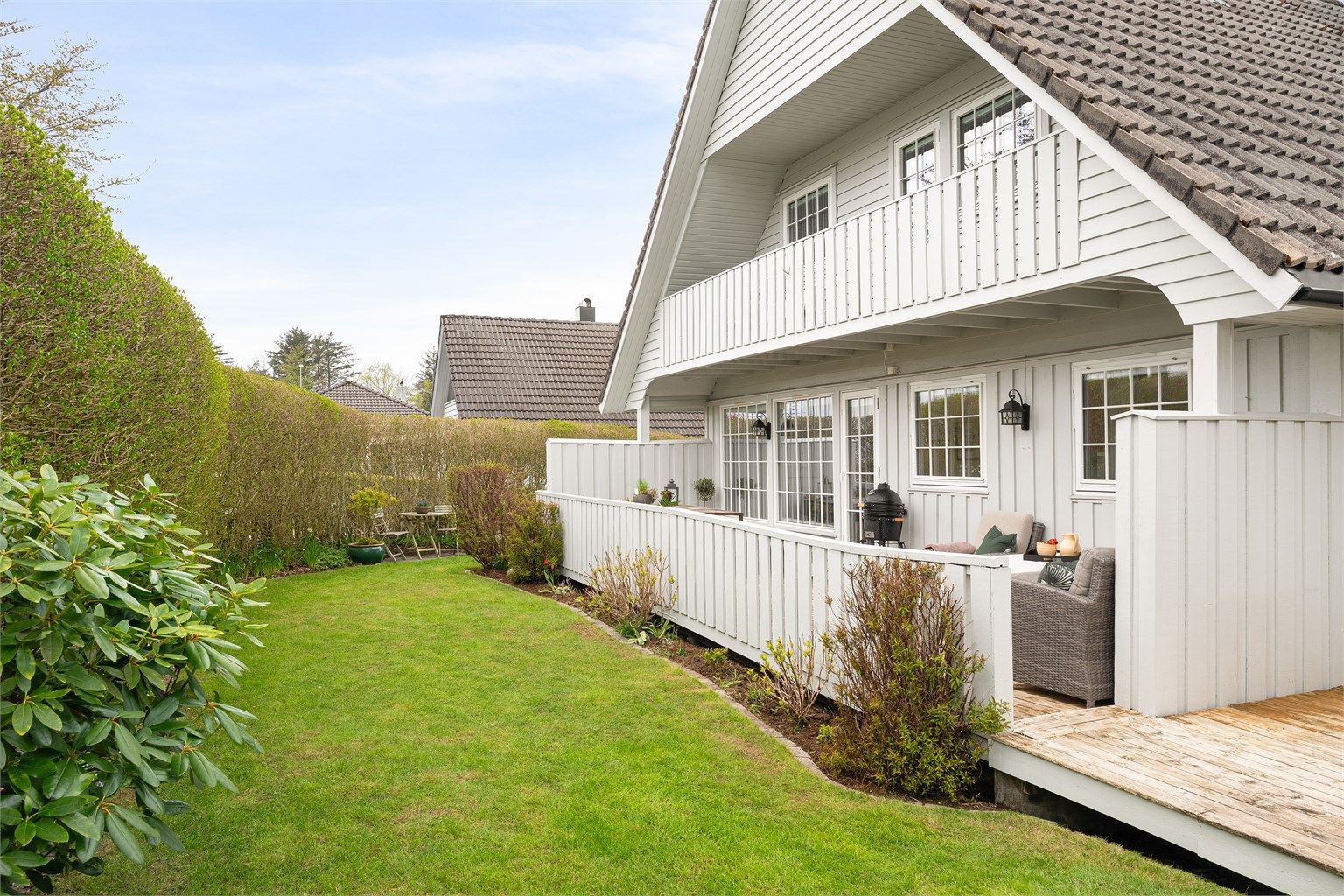 Boligen kan skilte med lun og solrik tomt hvor man kan sitte usjenert og nyte sommerdagene. 